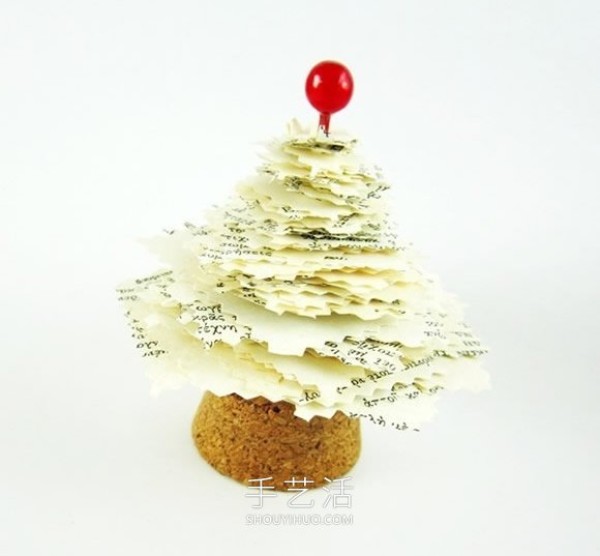 Tutorial on making a handmade Christmas tree by using waste wine bottle corks