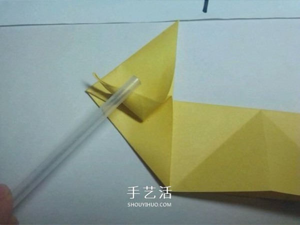 The detailed origami illustration process will teach you how to fold a three-dimensional rabbit