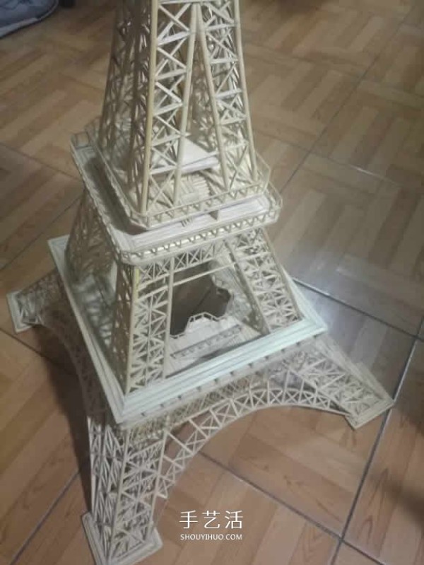 Detailed illustrated tutorial on hand-made Eiffel Tower model with bamboo sticks