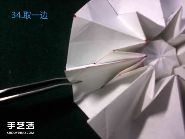 Three origami methods of eight-petal flower and illustration of the steps of folding an eight-petal flower