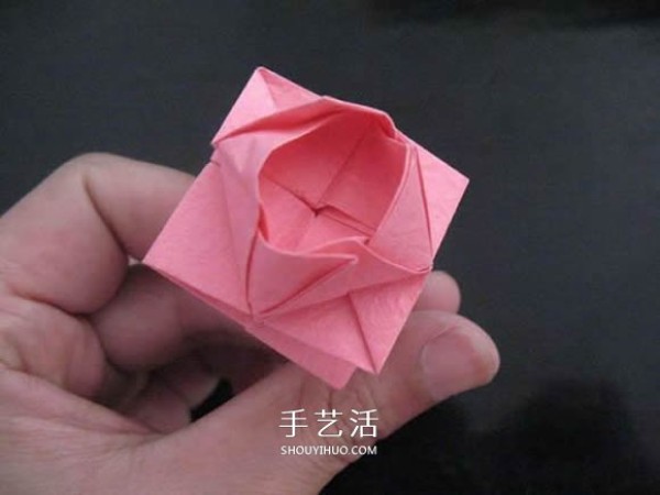 Giving a small gift to your first love! Illustration of how to fold an origami rose ring