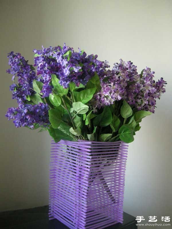 Straws are turned into treasures, handmade personalized vases