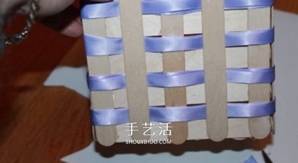 How to use ice cream sticks to make storage baskets. Illustrations of childrens homemade small baskets.