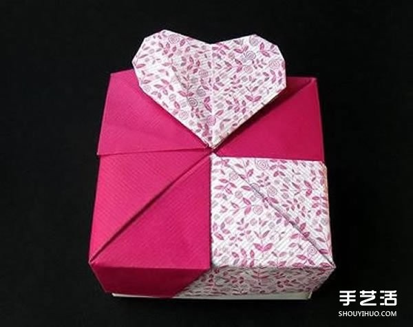 Valentines Day Packaging Box Origami Illustration and Steps of Folding a Carton with Hearts