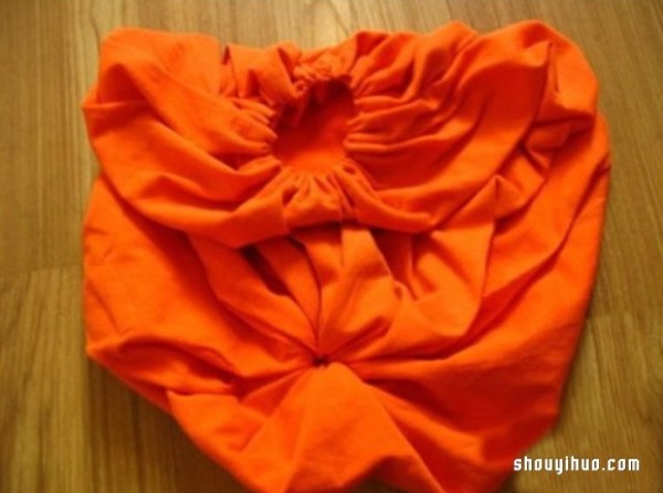 Illustrations on how to transform old T-shirts into DIY cute pumpkin pillows