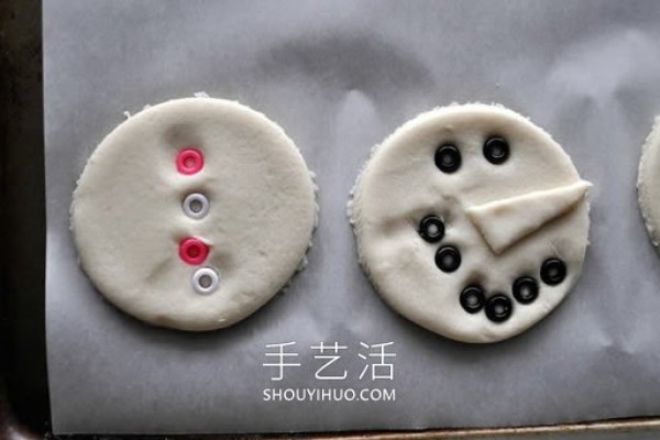 Tutorial on how to make hand-made snowman refrigerator magnets with dough