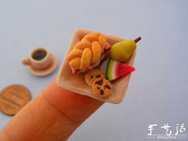 Miniature food on your fingertips