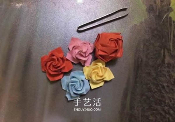 Tutorial on folding flowers on sticky notes with mini rose origami illustrations