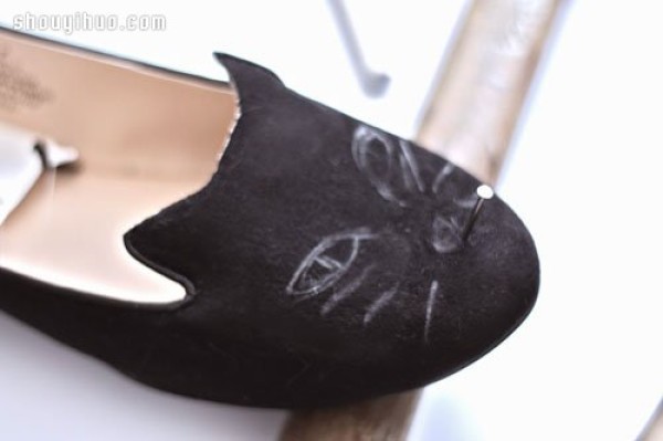 Flat cloth shoes are handmade into DIY funny cat facial makeup shoes