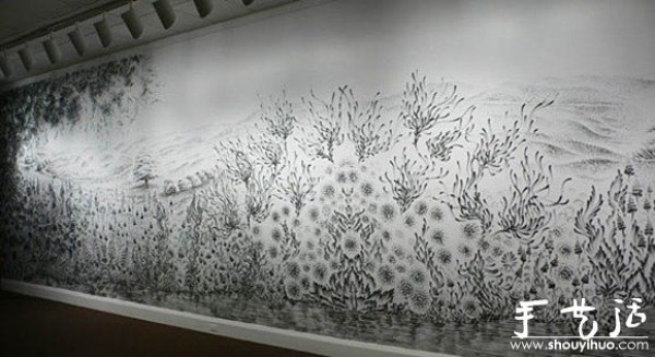 Landscape painting painted with both hands dipped in charcoal powder