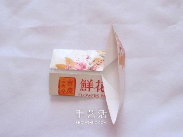 The folding method of the waste paper origami pen holder can also be used as a garbage box