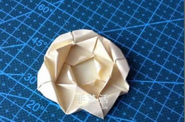 How to fold a simple rose flowerIllustration of how to make origami rose flowers