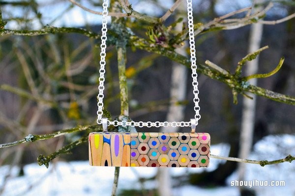 Colored pencil tips are turned into treasure by DIY to make creative jewelry