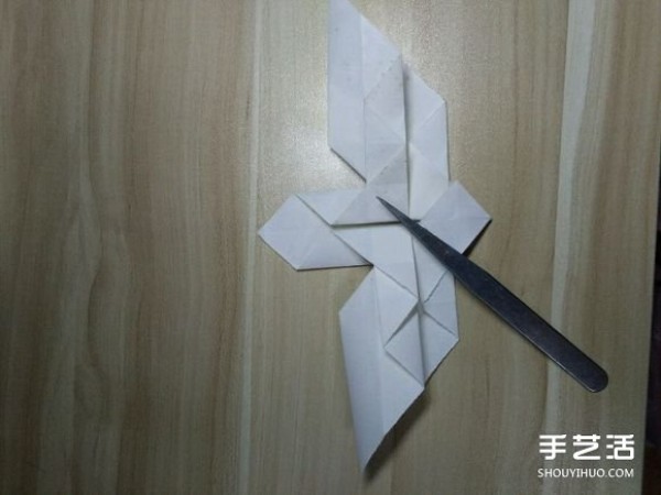 Flying origami heart with steps to fold a heart-shaped with wings