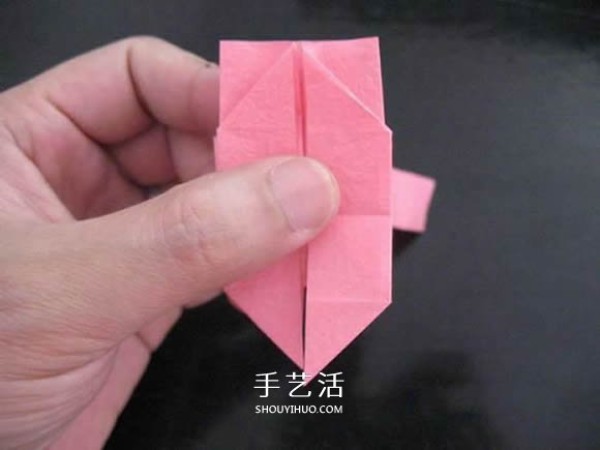 Giving a small gift to your first love! Illustration of how to fold an origami rose ring