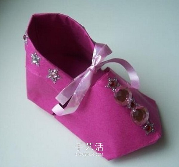 Simple shoe folding method illustrates how to fold womens paper shoes