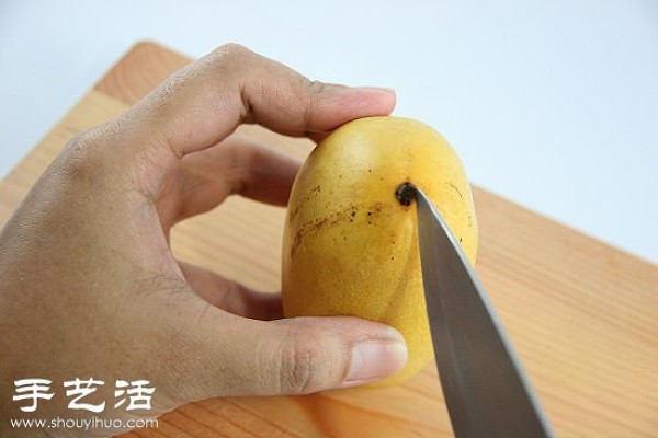 The cutting method of mango dices teaches you how to cut beautiful mango dices