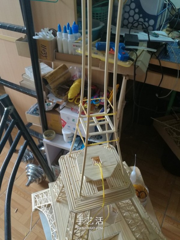 Detailed illustrated tutorial on hand-made Eiffel Tower model with bamboo sticks