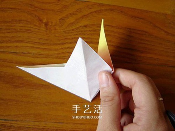 A piece of paper to fold a lily, a simple and beautiful lily origami