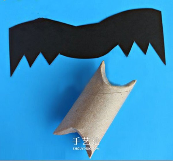 Handmade cute Halloween bats using toilet paper core waste