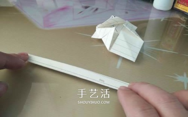 The moving origami pig illustrates the steps of folding the moving pig