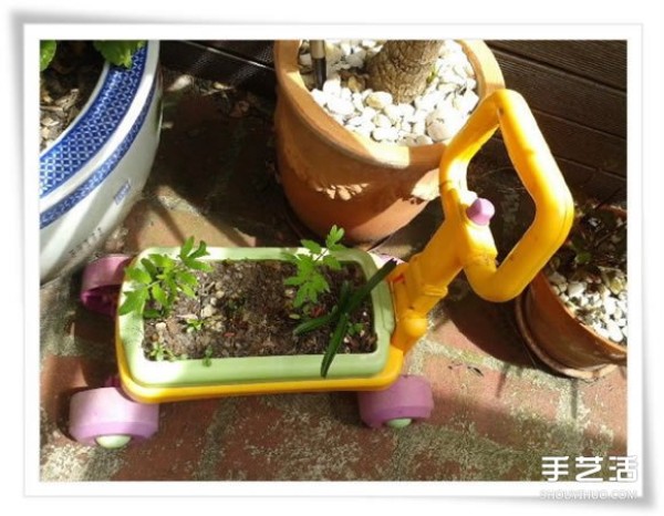 Micro Garden: Beautiful Bonsai Made by Renovating Used Toasters