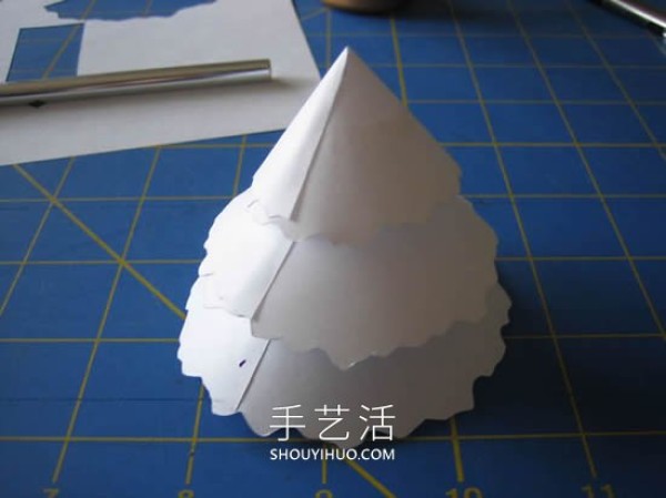 Illustrated tutorial on how to make a simple three-dimensional paper Christmas tree