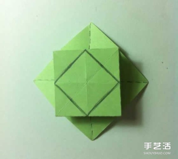 A piece of paper to fold a four-leaf clover, an illustration of the steps to fold a creative four-leaf clover