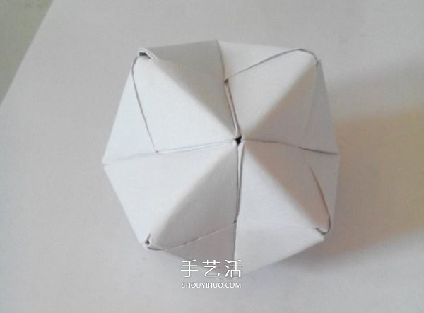 Illustration of folding a polyhedral cube, step-by-step diagram of origami cube