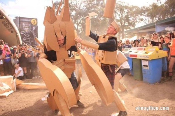 Waste cardboard boxes to make weapons and props to start the most "tragic" carton war