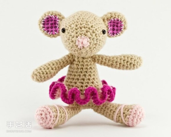 The cute crocheted animal dolls are beautiful and healing