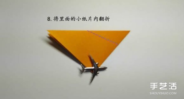 Illustration of folding method of origami piranha, step-by-step diagram of folding piranha by hand