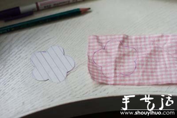 Tutorial on making decorative flowers with handmade fabrics