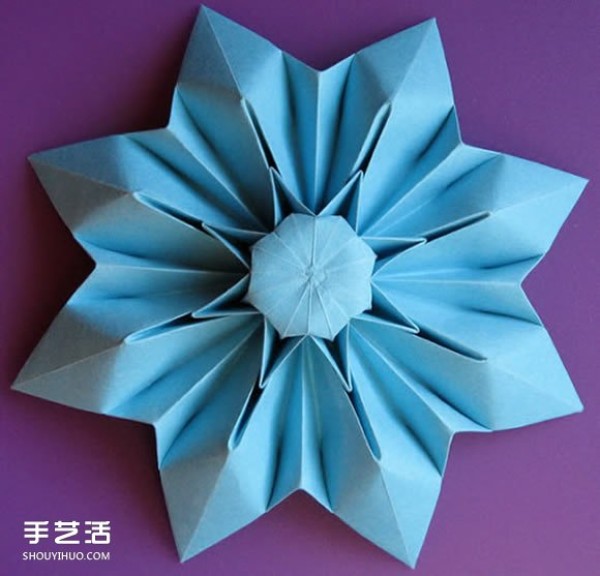 Three methods of origami with an eight-petaled flower, illustrated with a step-by-step diagram of the folding of an eight-petaled flower