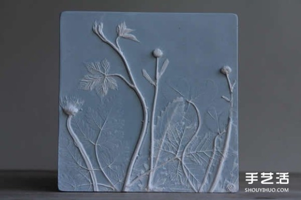 Put flowers and vegetables into clay to make plant fossil tiles