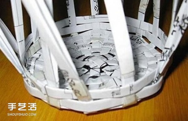 Illustration of how to weave a simple trash can and use waste paper to make a waste paper basket