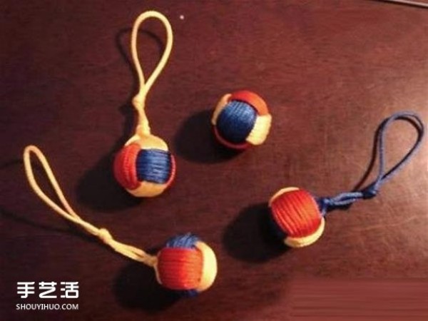 Illustration of the knitting method of three-color balls and weaving three-color ball pendants with props