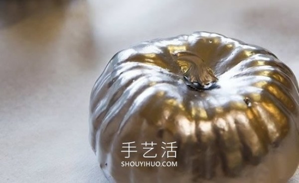 Tutorial on how to make golden and silver pumpkin decorations with spray paint