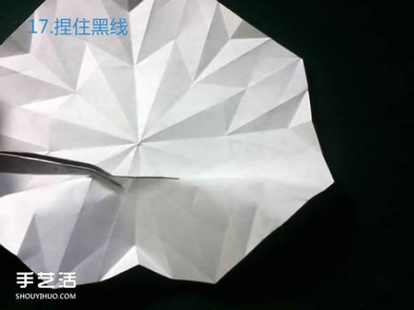 Three methods of origami with an eight-petaled flower, illustrated with a step-by-step diagram of the folding of an eight-petaled flower