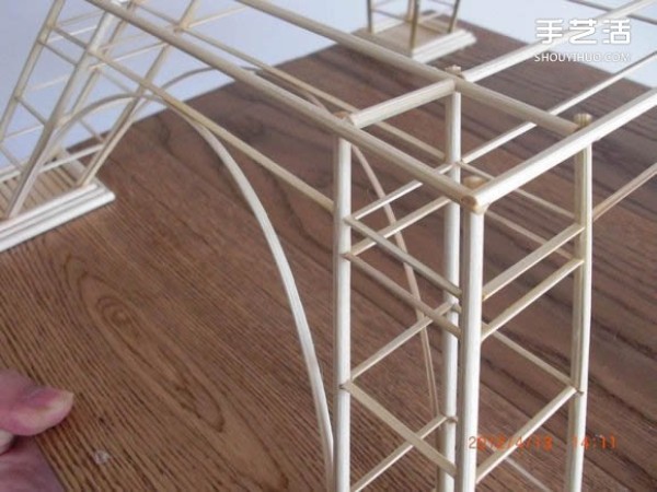 A detailed illustrated tutorial on making a model of the Eiffel Tower using chopsticks and bamboo skewers