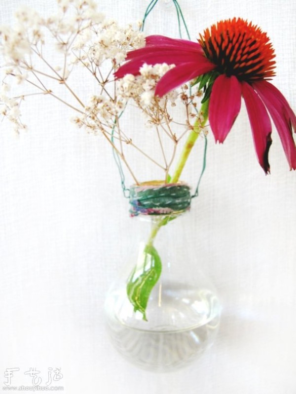 Tutorial on using waste lightbulbs to DIY fashionable vases