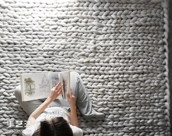 Ultra-thick woolThe knitted fabrics woven with threads are particularly warm