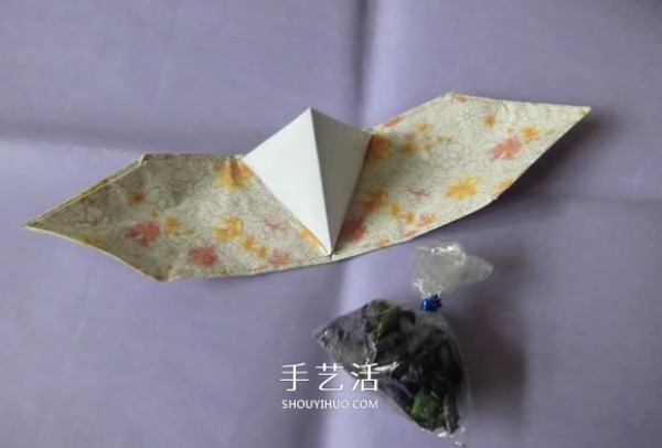 Detailed step-by-step diagram of the folding method of hand-made origami rice dumplings for the Dragon Boat Festival