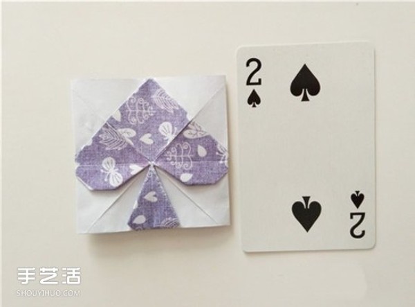 Illustration of the origami method of the playing cards spades and clubs