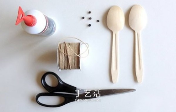 Creative handmade pictures of simple spoons for small animals made from disposable spoons