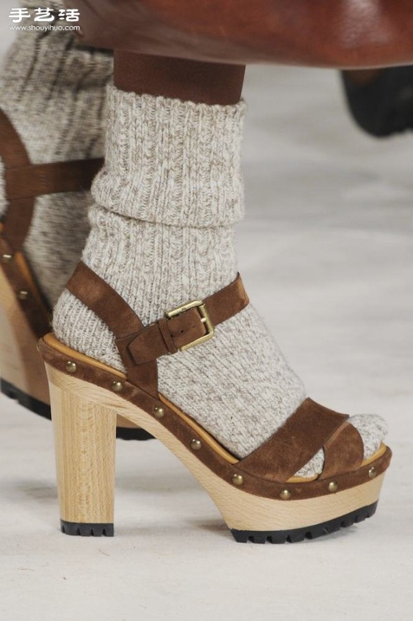 Style tips for girls to wear sandals in autumn and winter