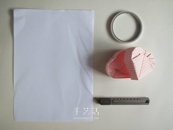 How to fold a love box and how to fold a heart-shaped carton with a lid and the steps Illustrations