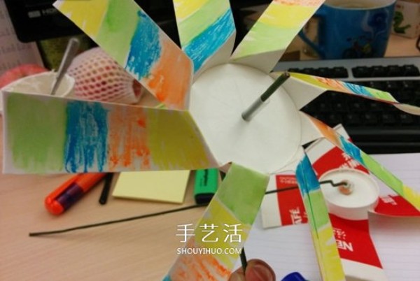 Use paper cups to make windmills, steps to make paper cup pinwheels, pictures of how to make them