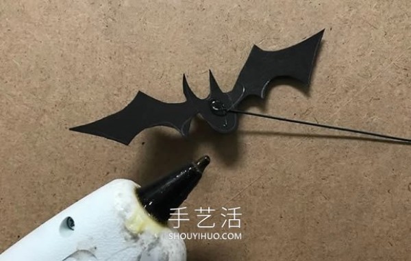 Illustrated tutorial on how to make your own Halloween bat projection device