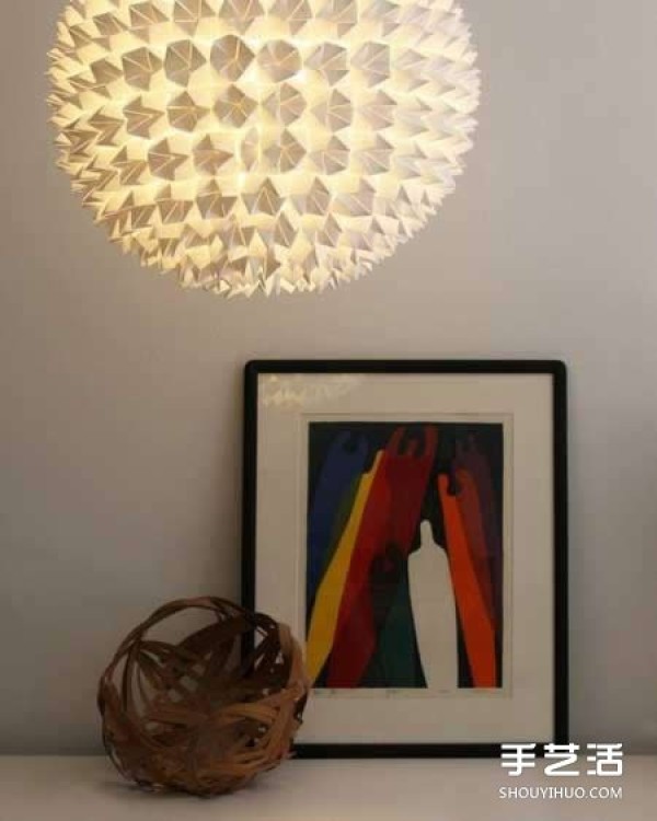 Origami chandelier lampshade made of hundreds of "southeast, northwest" border="0" width ="580" height="398" src="https://img.111diy.com/timthumb.php?src=/d/file/20220112/2ozmzsxq40t.jpg" /></p>
<p>Designer Allison Patrick used hundreds of pieces of "South, South, North and West (called Paper Fortune Teller abroad)" origami to form a paper lantern about 45 cm long. The yellow light shines through the white origami to create a more pleasant feeling. A rather comfortable home atmosphere. </p>
<p align="center"><img alt="Origami chandelier lampshade made from hundreds of southeast and northwestern" southeast, northwest" alt=